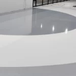 Piso epóxi branco e cinza com demarcação em arco de quadra