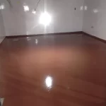 Sala com piso em poliuretano marrom brilhante