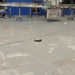 Piso industrial danificado em preparação para revestimento epóxi