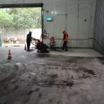 Equipe trabalhando na preparação de piso industrial
