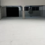 Galpão amplo com piso epóxi cinza claro