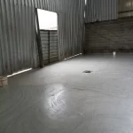 Galpão com piso em uretano cinza e parede metálica