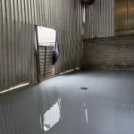 Piso em uretano cinza recém-aplicado em galpão