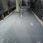 Corredor industrial com piso em uretano cinza brilhante