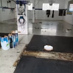 Piso de oficina manchado antes da aplicação do revestimento epóxi
