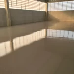 Galpão amplo com piso epóxi cinza brilhante