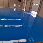 Piso epóxi azul brilhante em galpão