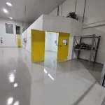 Piso em uretano cinza brilhante com portas amarelas