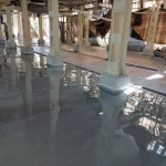 Piso em uretano cinza molhado em área de processo