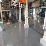 Área de processo com estruturas e piso em uretano cinza