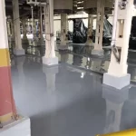 Pilares industriais sobre piso em uretano cinza