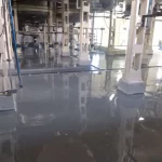 Área de processo com piso em uretano cinza brilhante