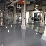 Pilares brancos e vermelhos com piso em uretano cinza