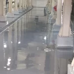 Piso em uretano cinza brilhante entre pilares industriais