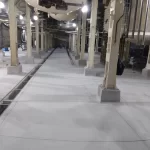Área industrial com canaleta e piso em uretano cinza