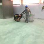 Profissional espalhando revestimento em uretano verde