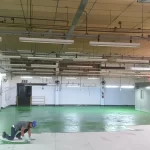 Aplicação de piso em uretano verde em área de produção