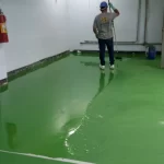 Piso em uretano verde recém-aplicado