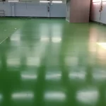 Piso em uretano verde brilhante em área industrial