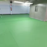 Piso em uretano verde em área ampla