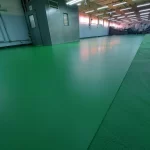 Piso em uretano verde brilhante em área de produção