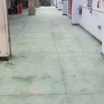 Piso verde antigo com desgaste antes do revestimento em uretano