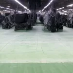 Área de produção com máquinas e piso verde desgastado