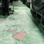 Piso verde com áreas danificadas antes do revestimento