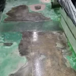 Piso verde descascado antes da recuperação