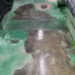 Piso verde com áreas descascadas antes da aplicação de uretano