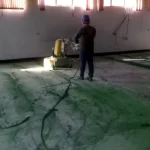 Profissional preparando piso verde desgastado