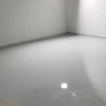 Sala com piso epóxi cinza claro sem juntas