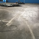 Quadra com pintura antiga sendo removida