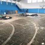 Quadra com pintura antiga desgastada antes da reforma