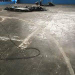 Piso de quadra desgastado em preparação