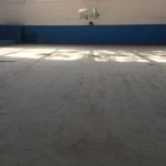 Quadra de ginásio com piso em preparação