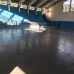 Quadra de ginásio com piso azul em aplicação