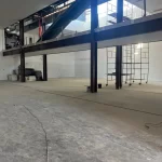 Ginásio com estrutura metálica e piso em preparação