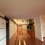 Ambiente amplo com piso em poliuretano terracota