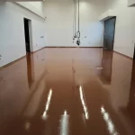 Salão com piso em poliuretano terracota brilhante