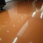 Piso em poliuretano cor terracota com alto brilho