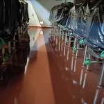 Piso em poliuretano cor terracota em ambiente com equipamentos