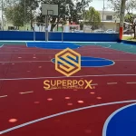 Quadra em pintura acrílica vermelha e azul com logo Superpox