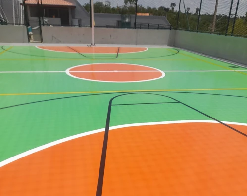 Depois: quadra externa com piso em poliuretano verde e laranja