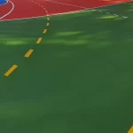 Piso de quadra em pintura acrílica verde com faixa amarela