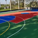 Quadra externa com pintura acrílica azul, vermelha e verde