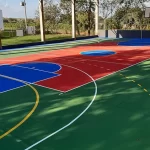 Quadra poliesportiva em pintura acrílica colorida