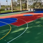 Quadra externa em pintura acrílica vermelha, azul e verde