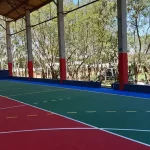 Quadra poliesportiva externa em pintura acrílica vermelha e verde