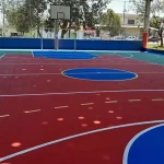 Quadra de basquete em pintura acrílica vermelha e azul